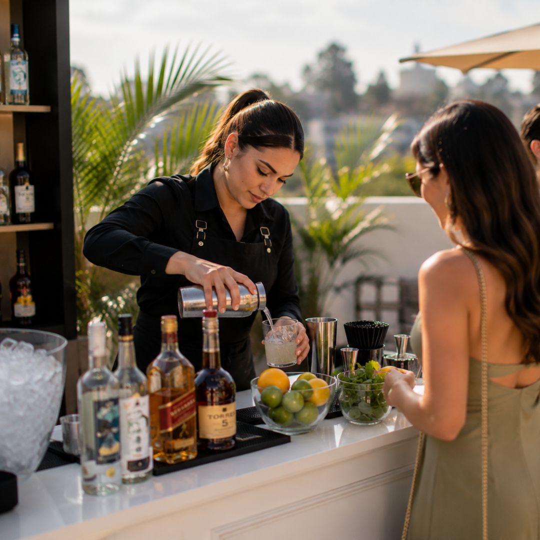 Barra libre para eventos con variedad de bebidas y licores