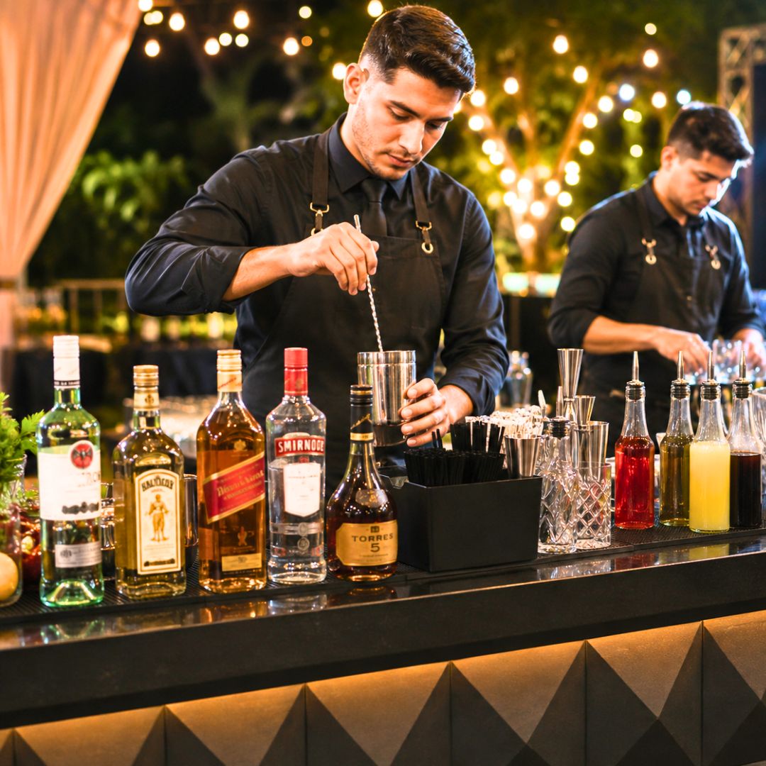 Barra libre para eventos con bartender preparando bebidas para invitados