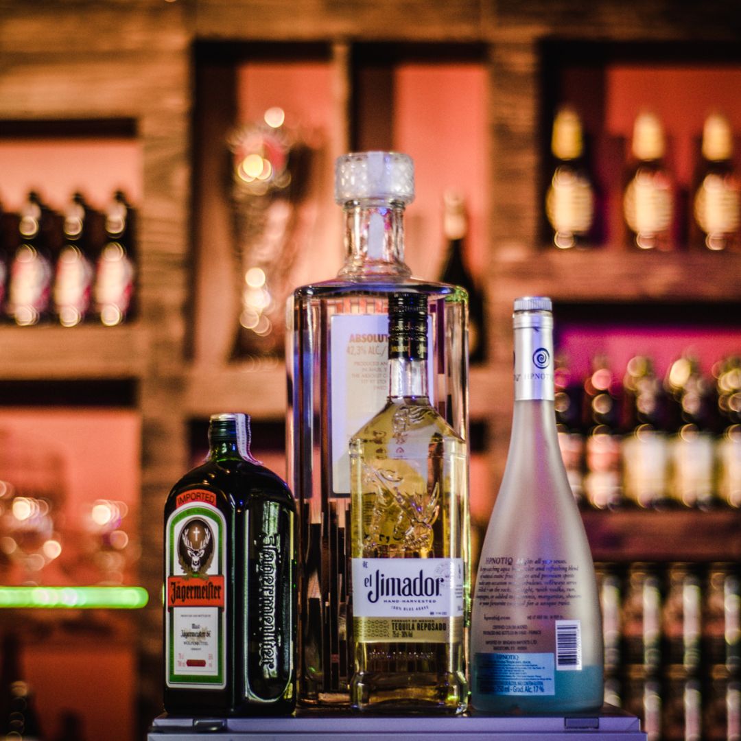 Bebidas sin alcohol para fiestas, mocktails coloridos servidos en barra