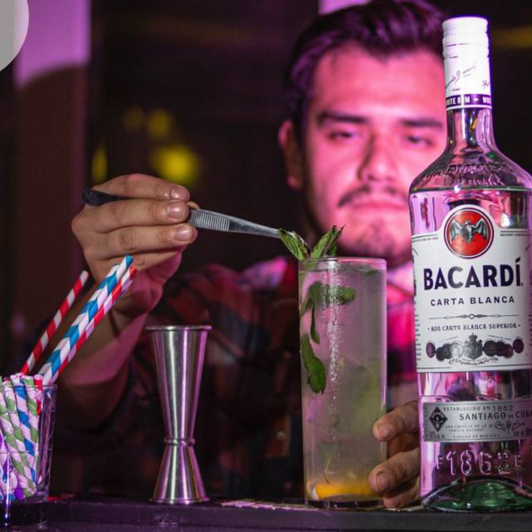 Barra de bebidas para eventos Bartender sirviendo barra libre para eventos en fiesta